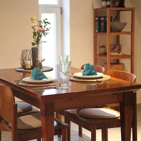 Wunderschoene Dachgeschoss - Maisonette Lägenhet