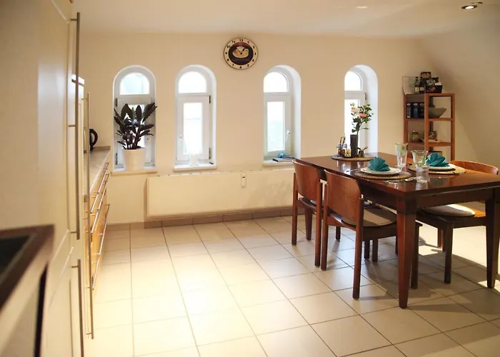Wunderschoene Dachgeschoss - Maisonette アパート *